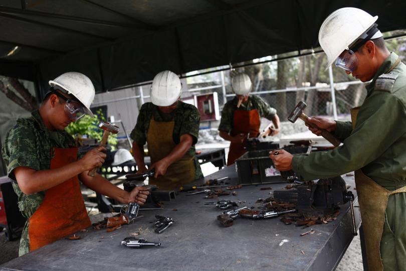  В Мексике конфискованное оружие уничтожают в промышленных масштабах  